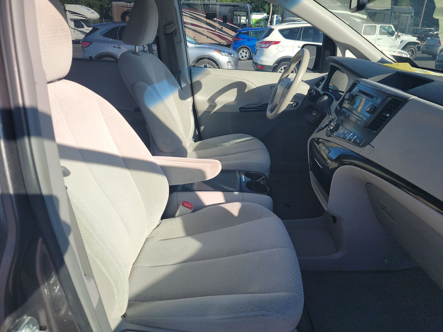 2014 Toyota Sienna LE 8-Passenger 119.3" WB